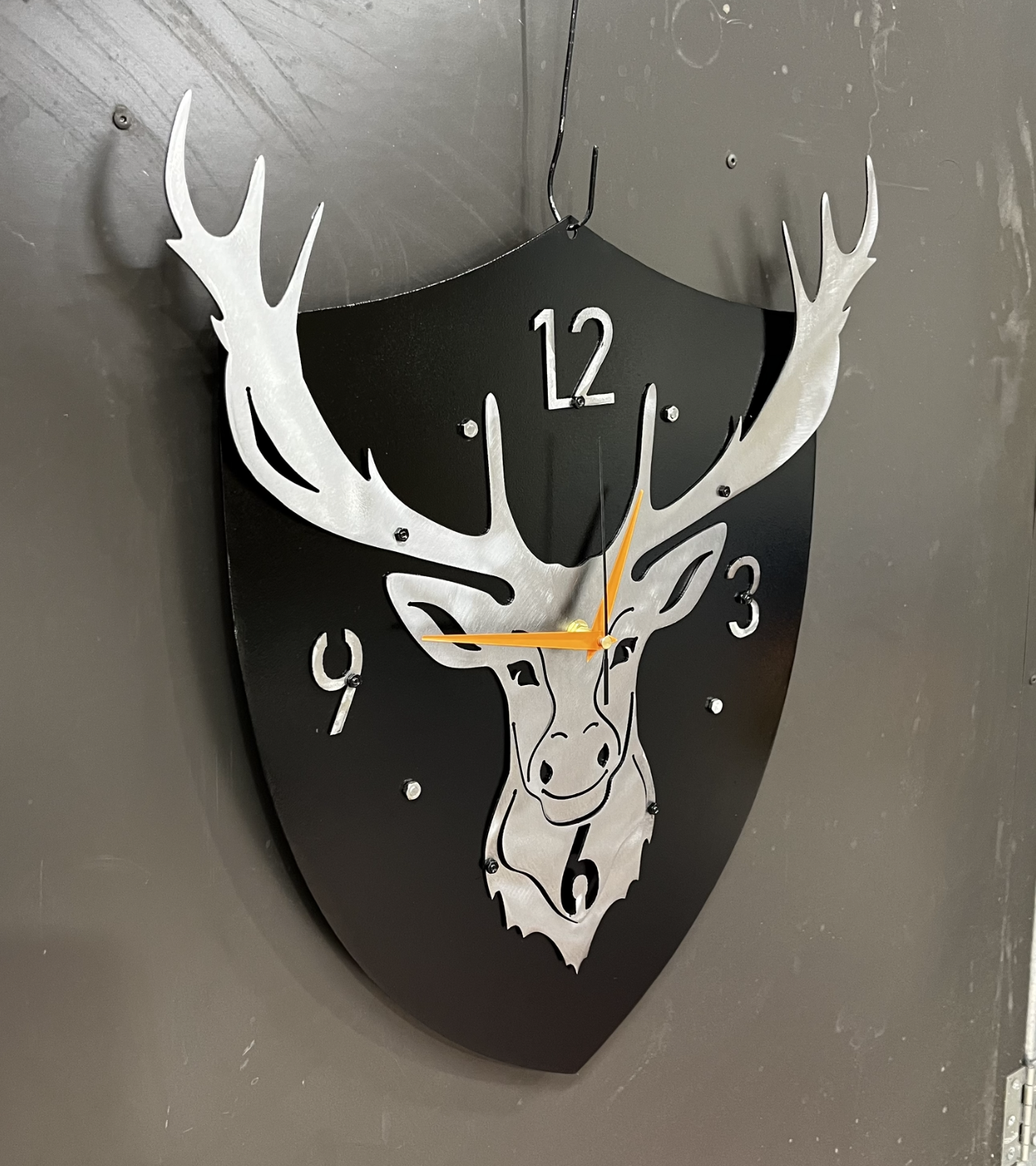 Der Trophy metal clock