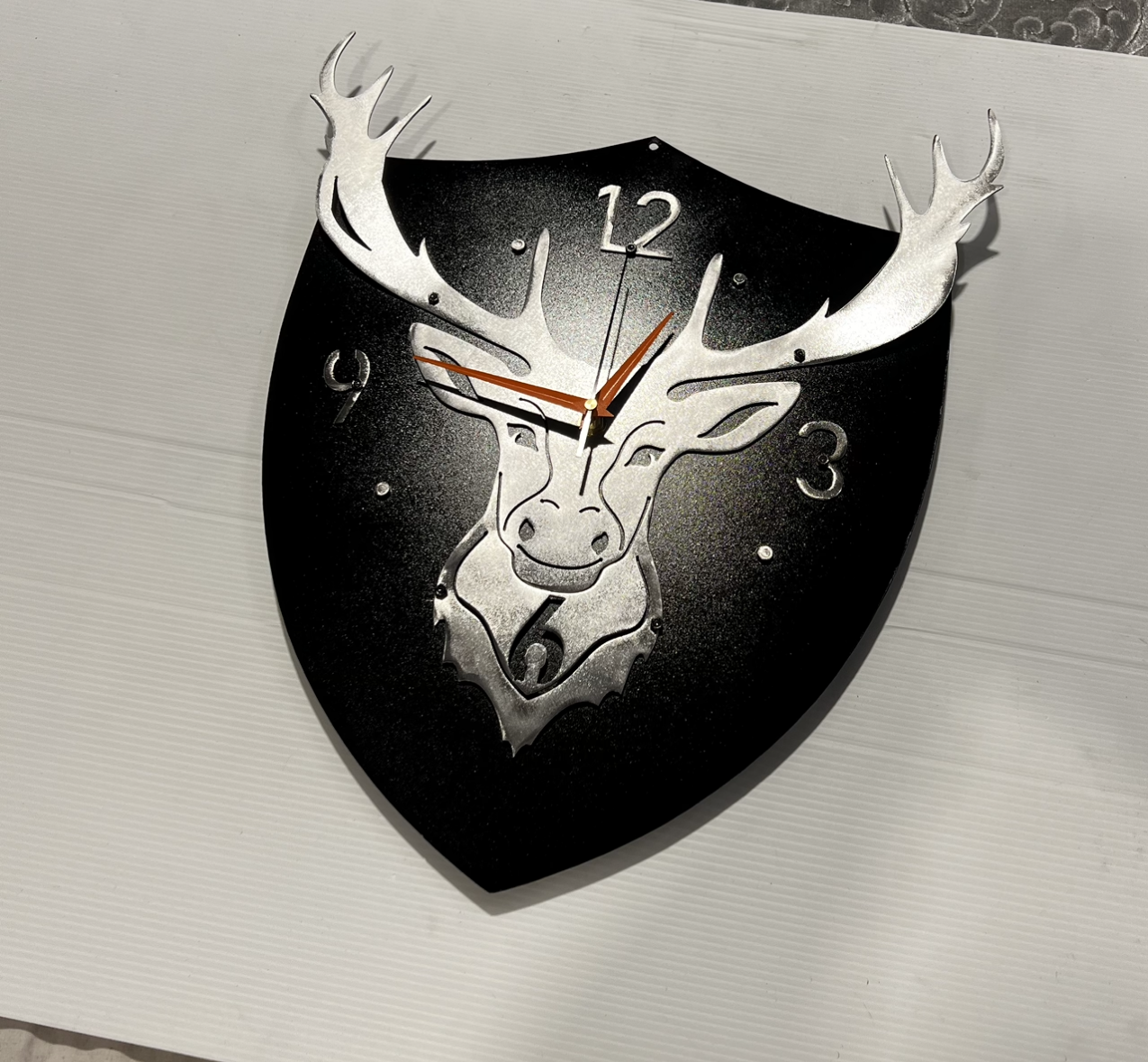 Der Trophy metal clock