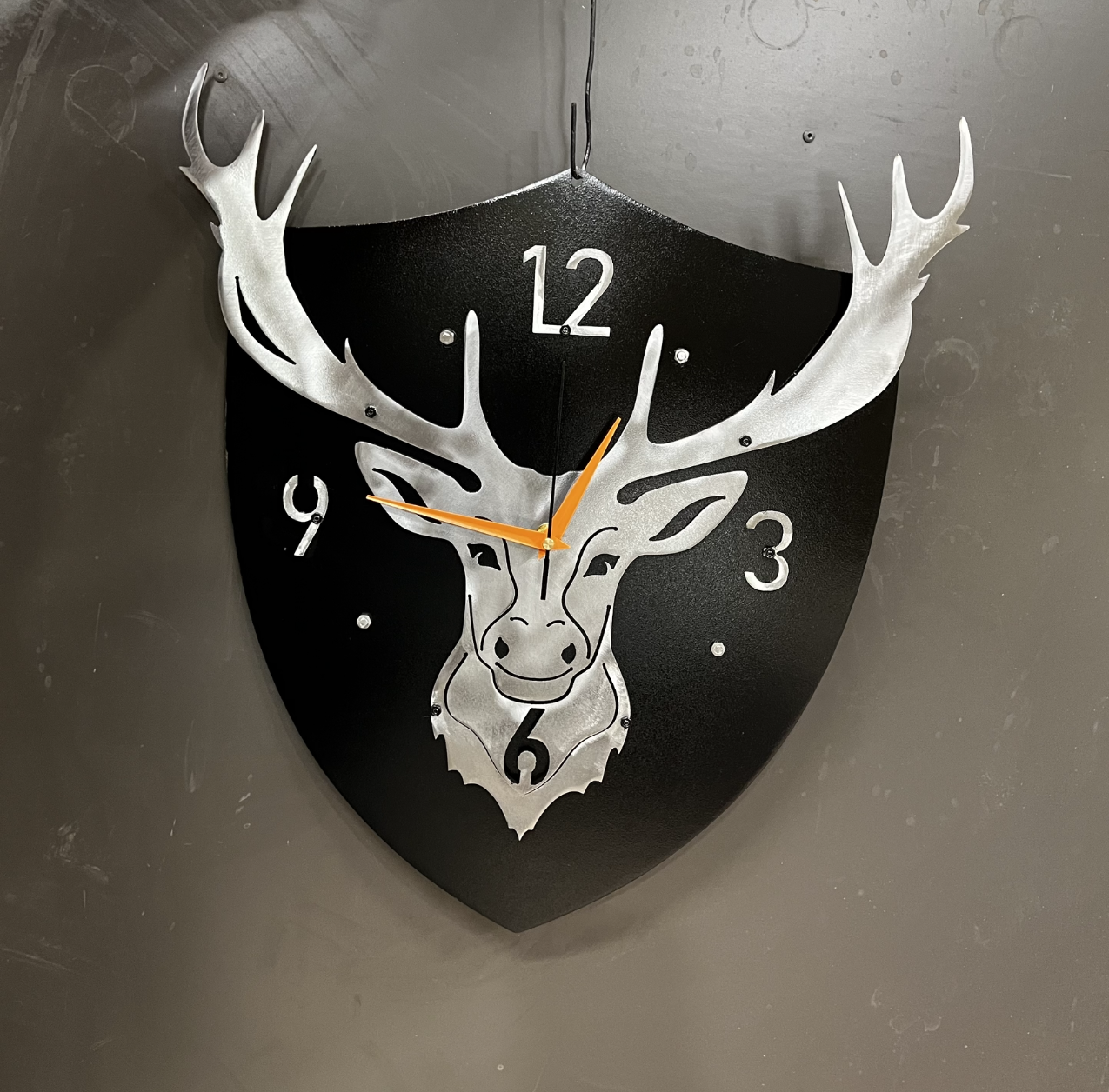Der Trophy metal clock