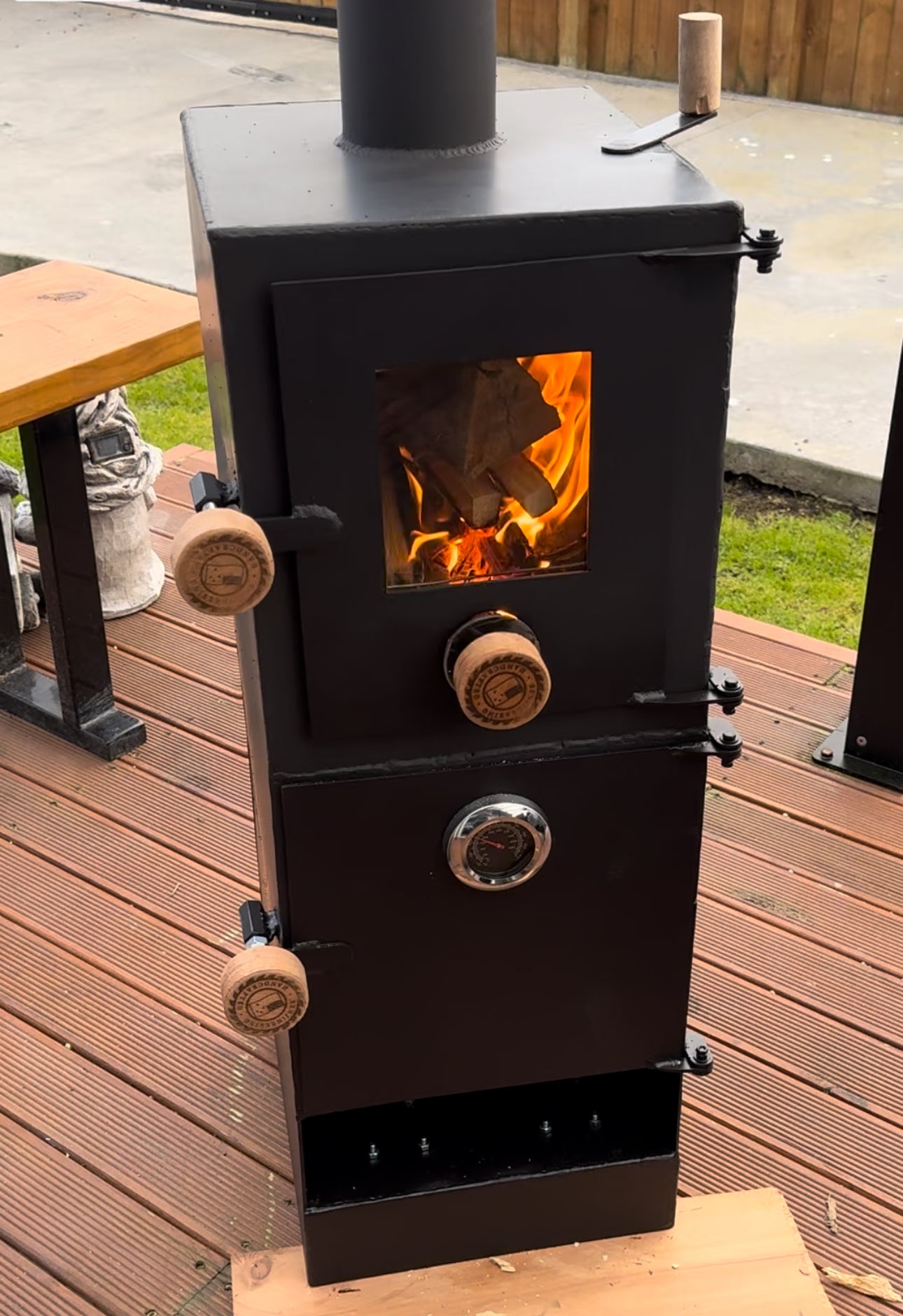 Large fireplace (with oven)
