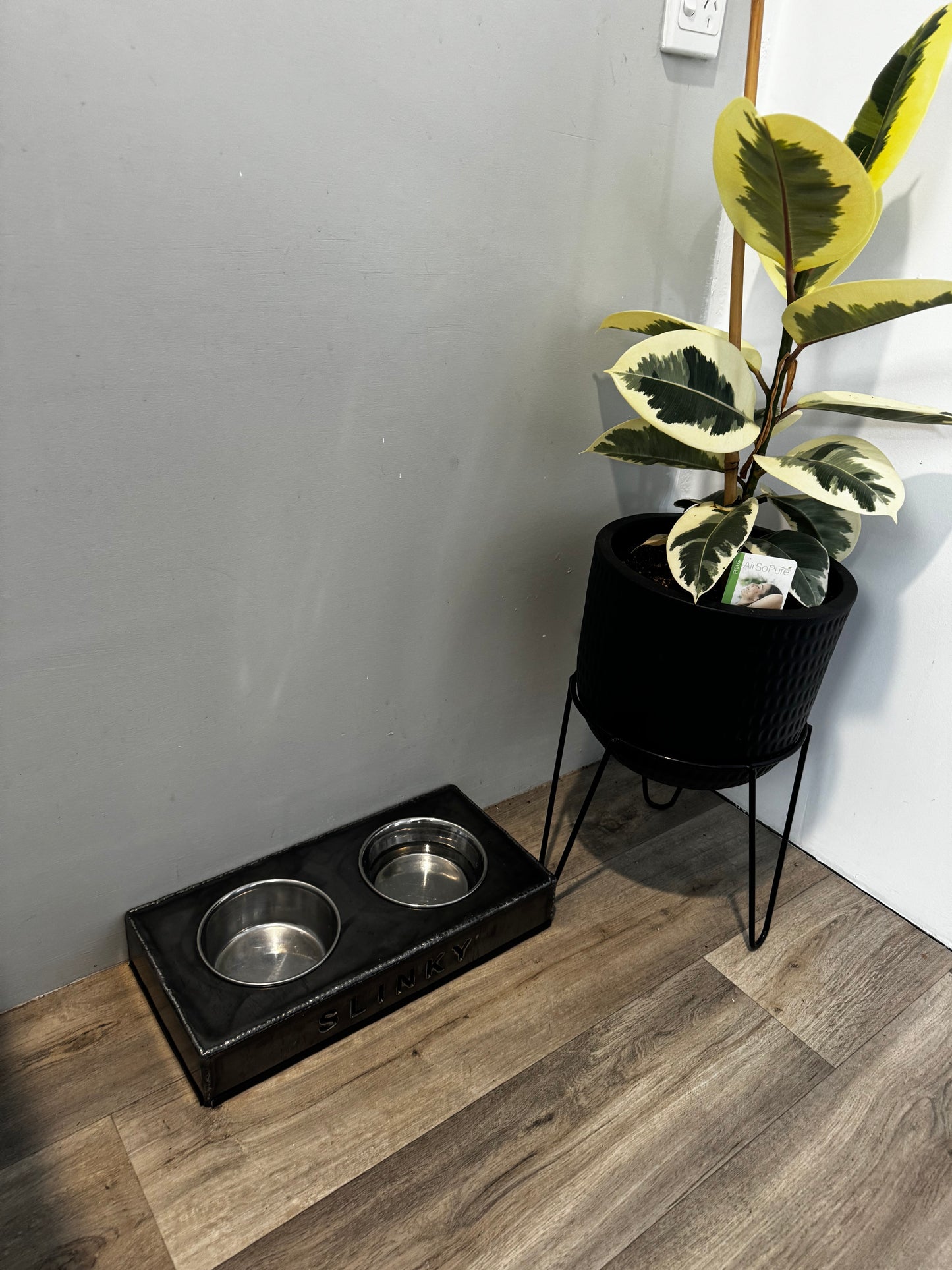 Corten steel pet bowl holders