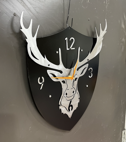 Der Trophy metal clock